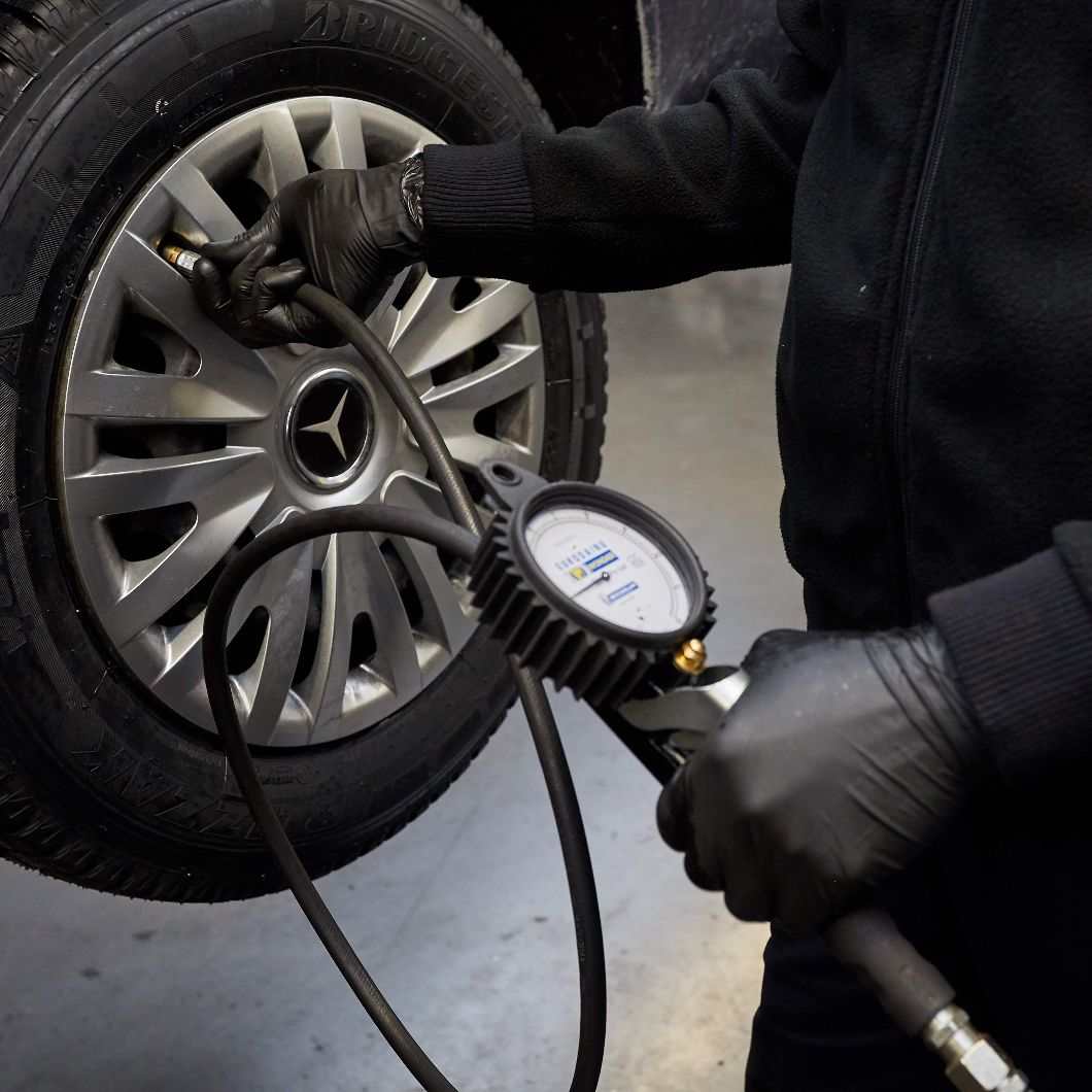 Verificar a pressão dos pneus