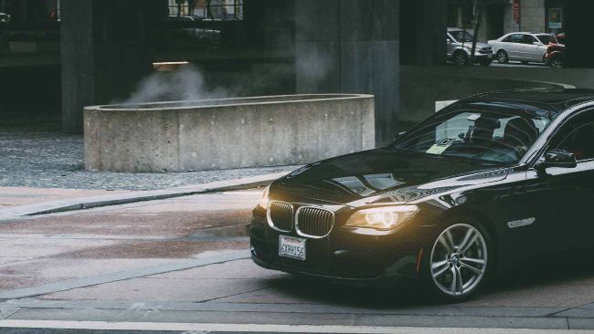 Fazer a manutenção das lâmpadas carro | altura das luzes auto