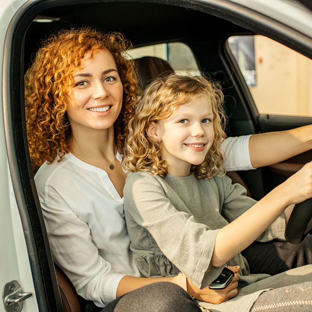 mae e criança no carro
