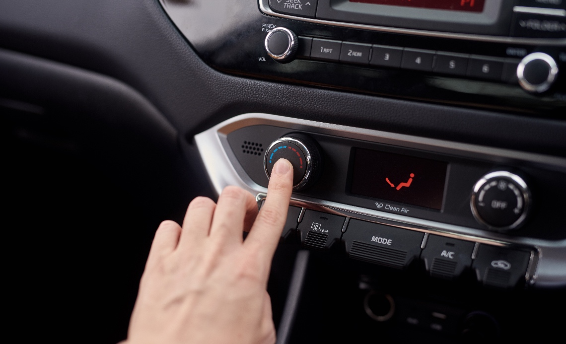 A sair ar quente? Está na hora de recarregar o ar condicionado do carro!
